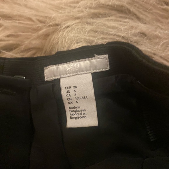 Like new perfect black pencil skirt from H&M - Picture 3 of 3